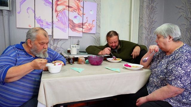 Я не пью ! Маме не понравилась критика людей Готовим обед ВКУСНО КУШАЕМ ВСЕЙ СЕМЬЁЙ смотреть онлайн