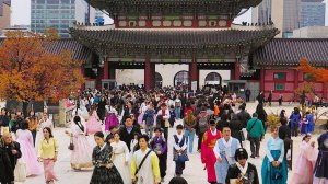 경복궁 단풍 절정! 엄청난 외국인 한복 인파들 단체 나들이! 경복궁 무료입장! 코리아 그랜드 페스티벌로 수많은 관광객이 한꺼번에 몰렸습니다. 서울 경복궁 여행, 서울여행 워커.