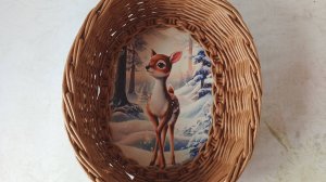 Корзинка с оленем на фанерном дне из бумажной лозы
