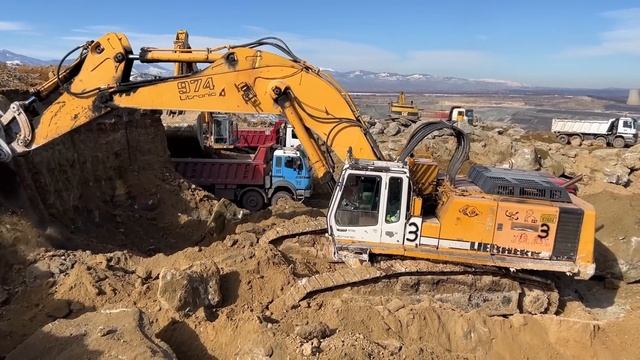 Экскаватор Liebherr 974 загружает огромные камни в самосвалы. смотреть онлайн