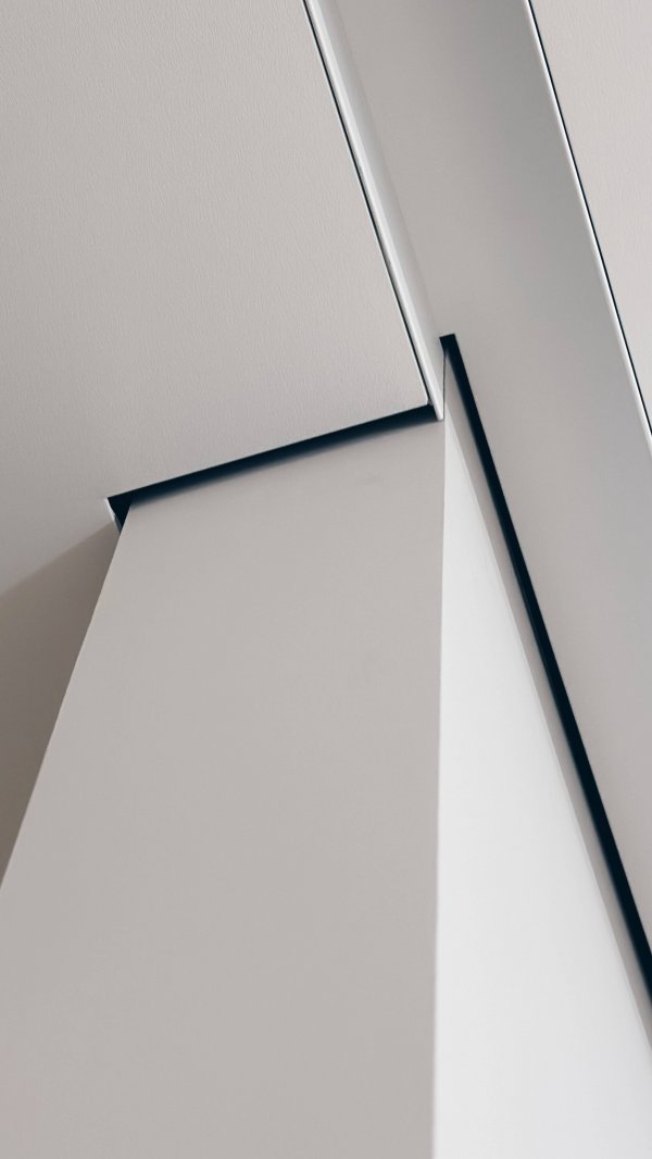 Видеообзор натяжных потолков: правильное решение для вашего интерьера.