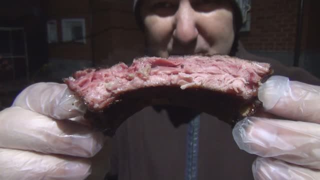 ДИЕТИЧЕСКИЕ ПИВНЫЕ РЕБРЫШКИ БАРБЕКЮ В СМОКЕРЕ OKLAHOMA JOE! ПОЧЕМУ Я ТАК РАНЬШЕ НЕ ГОТОВИЛ?!) смотреть онлайн