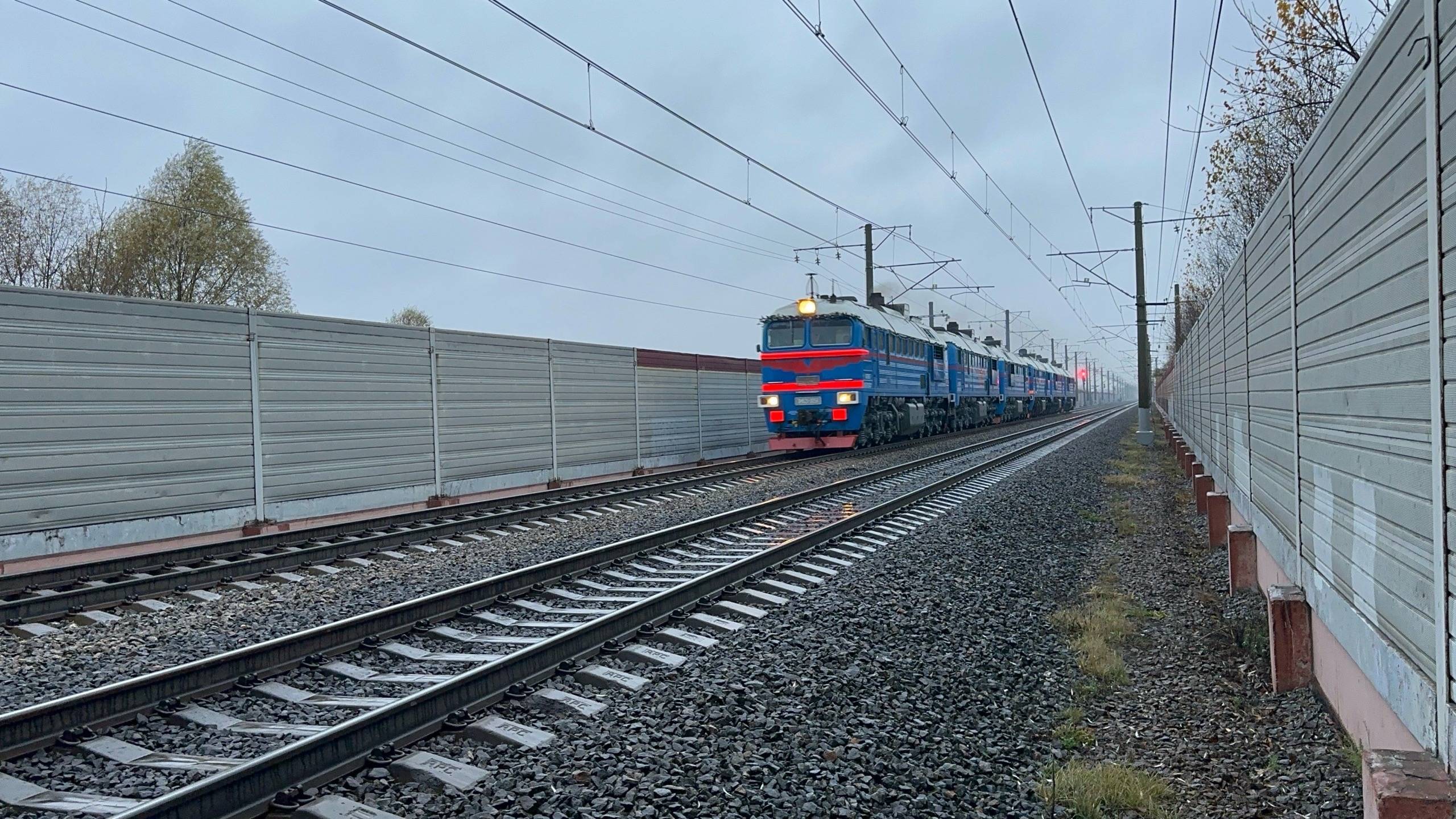 «Поехали наряжаться!» Тепловозы 3М62У-0058/0064 на перегоне, октябрь 2025 года смотреть онлайн
