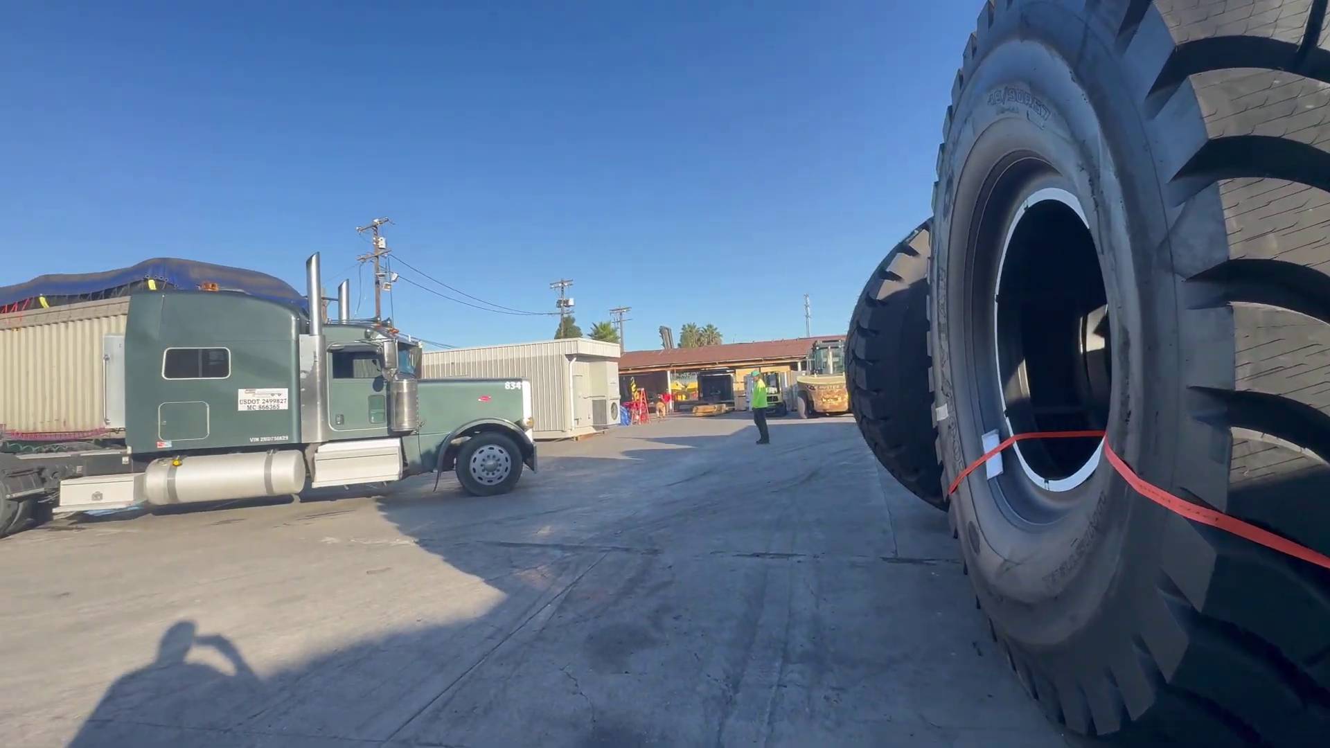 ШИНЫ ПО $100 000 И РАЗГРУЗКА В ПОДЗЕМНЫХ КАТАКОМБАХ! Дальнобой по США: Судьба Дорога смотреть онлайн