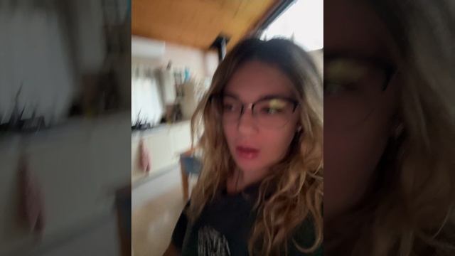 Платоша свалил меня с ног, в поисках еды 😂 смотреть онлайн