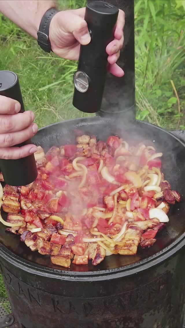 Деревенский завтрак на садже.