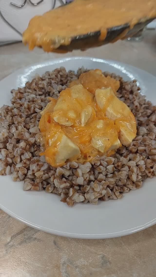 Курица в сметанно-томатном соусе смотреть онлайн