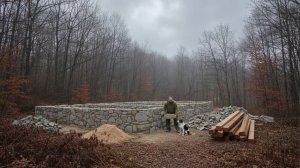 Строительство кустарного дома из брёвен и камней.