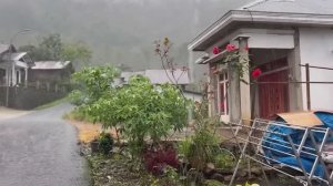 Сильные дожди обрушились на сельскую местность Индонезии ||прекрасный и освежающий сезон дождей