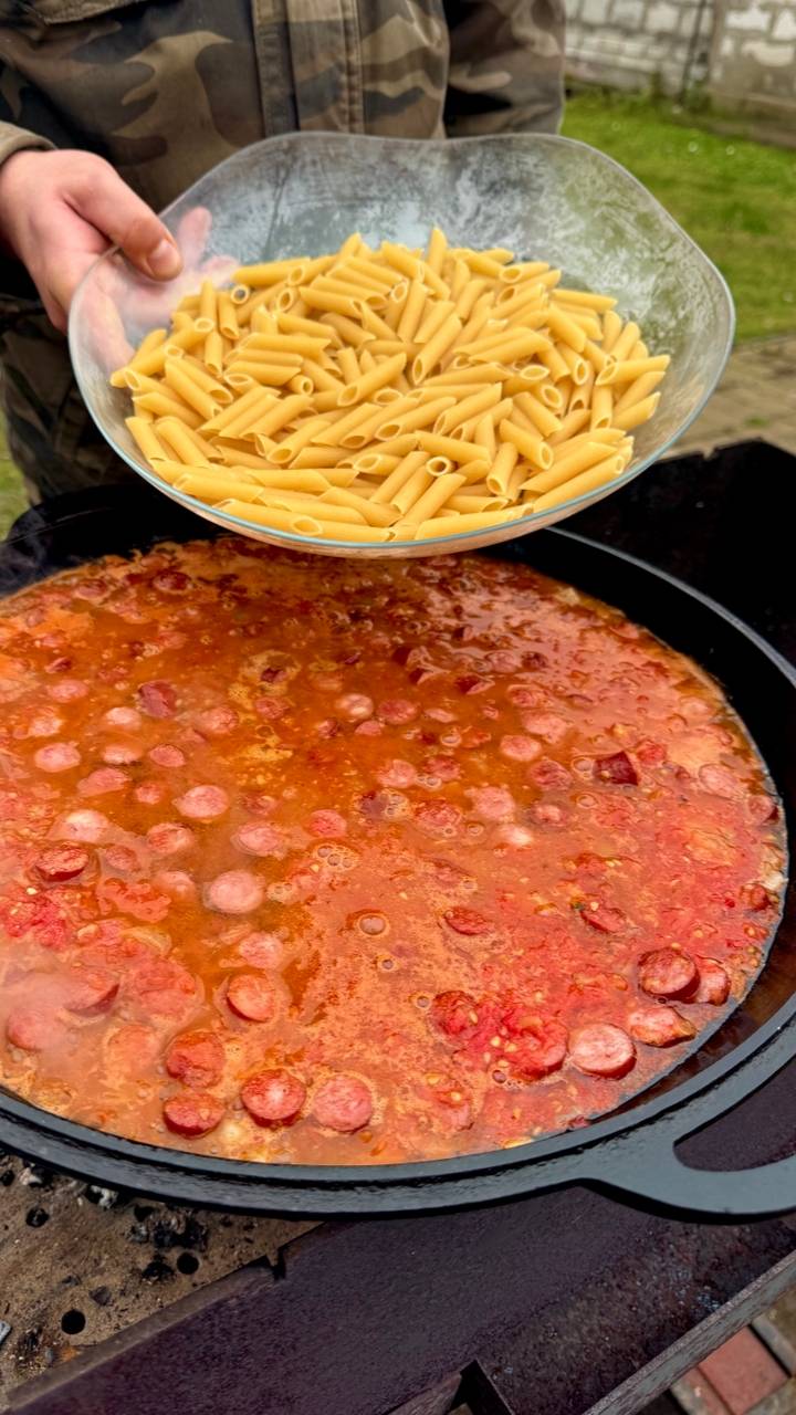 Макароны с копчеными колбасками на сковороде смотреть онлайн