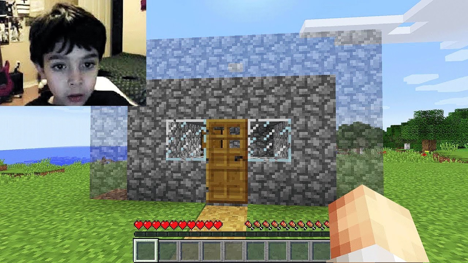 МЕДЛЕННО УМЕНЬШАЮ ЕГО ДОМ, ПОКА ОН НЕ ЗАМЕТИТ! Троллинг Игроков на Своём Сервере в Майнкрафт! смотреть онлайн