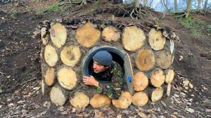 Строю укрытие в лесу из бревен. Навыки бушкрафта меня спасли. Выживание в дикой природе.