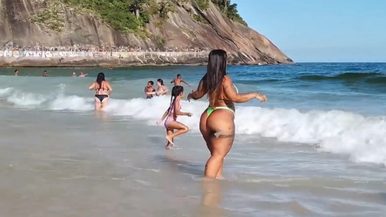 В кадр попала пышнотелая красивая бразильянка в бикини ☀️👙🏖️глаз не оторвать 👀 смотреть онлайн