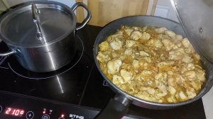 Готовлю куриное мясо, квашу капусту.