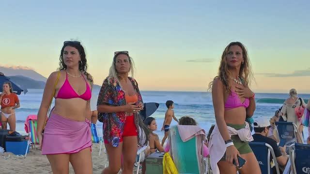 Красивые девушки в мини бикини занимаются серфом на бразильском пляже 🏄🌊 смотреть онлайн