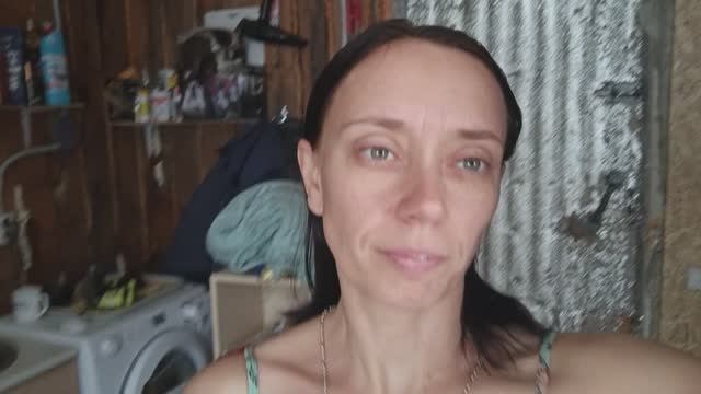 Маленький мужчина. И фильтры почистит и окно запенит.