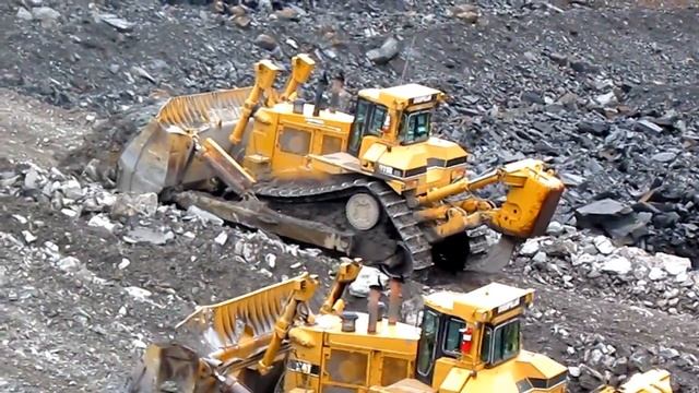 Caterpillar D11R в горах. смотреть онлайн