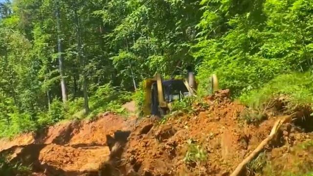 Опытный оператор бульдозера строит дорогу. смотреть онлайн