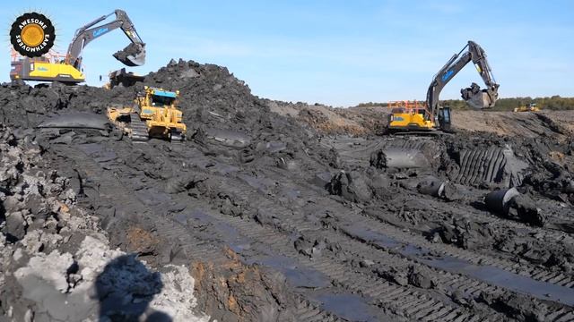 Три бульдозера катят липкую глину. смотреть онлайн