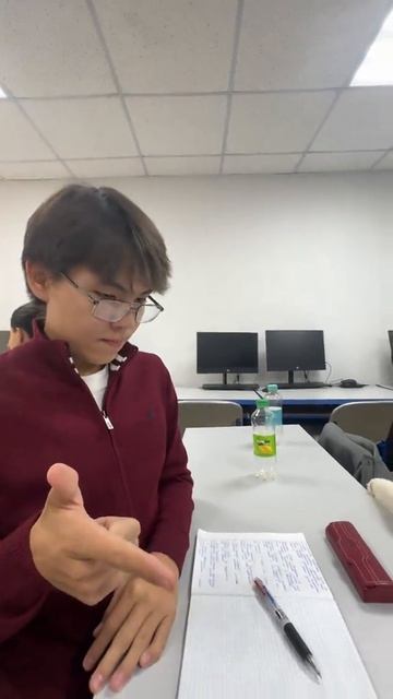 Парень в очках в красной бордовой кофте сидит на уроке говорит если ты хочешь со мной поговорить