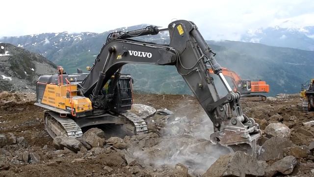 Komatsu D375A-8 и Volvo EC750E достают камни. смотреть онлайн