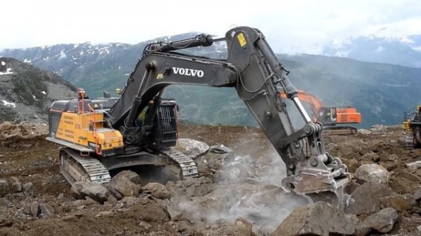 Komatsu D375A-8 и Volvo EC750E достают камни.