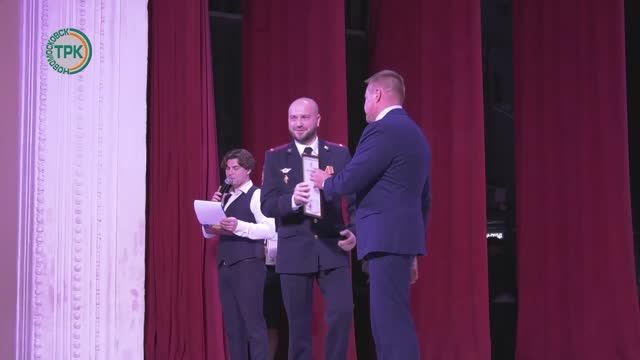 Их служба и опасна, и трудна: с профессиональным праздником поздравили сотрудников полиции смотреть онлайн