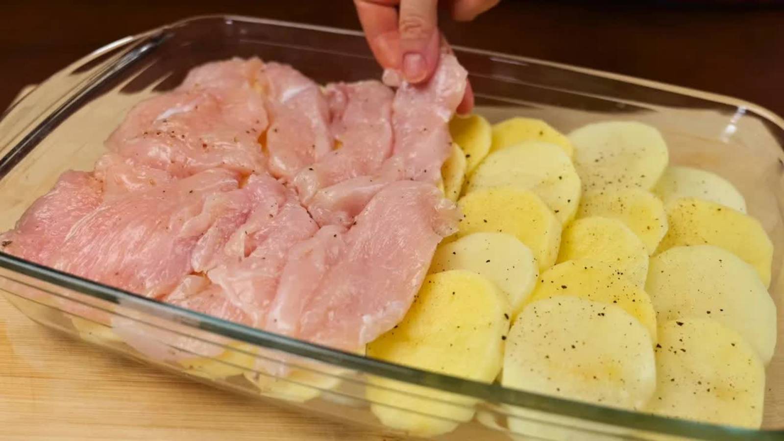 Теперь курицу с картошкой буду готовить только так! Все смешать и в духовку! Картошка с курицей смотреть онлайн