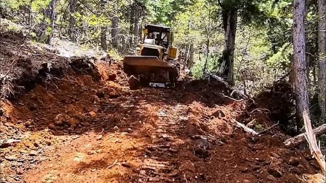 Бульдозер создает дорогу на опасном горном участке. смотреть онлайн