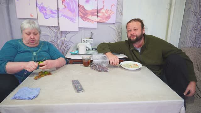 Вкусно покушав сырный суп зарядился энергией на уборку в доме ПОДВАЛ ИЛЬИЧА жизнь простых людей смотреть онлайн