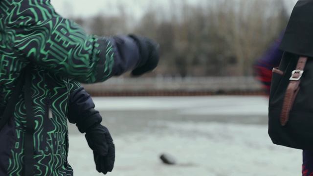Детская шалость на тонком льду 2025 смотреть онлайн