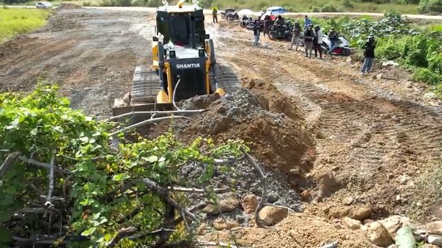 Ep3. Бульдозер Shantui DH17 C3 засыпает болото. смотреть онлайн