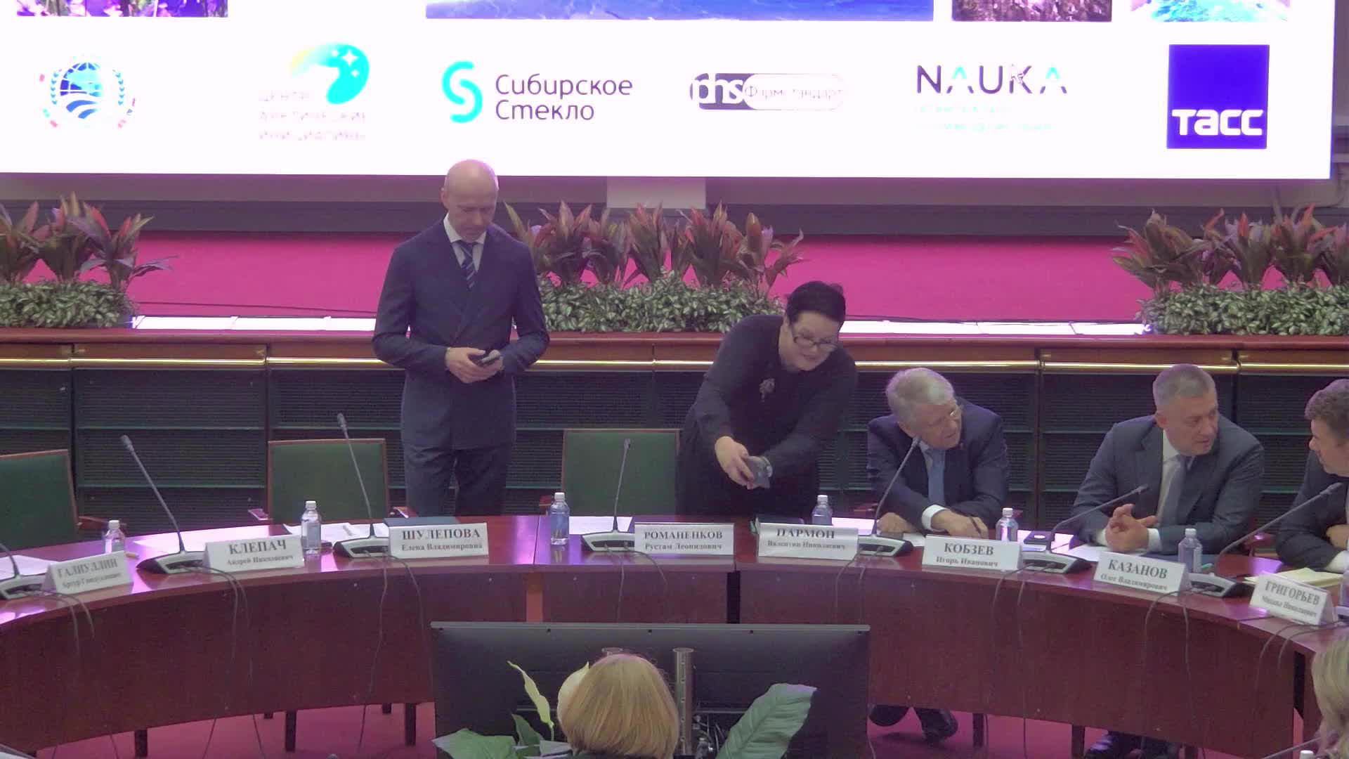Пленарное заседание IV Международного делового форума «Большая Сибирь и Арктика» смотреть онлайн