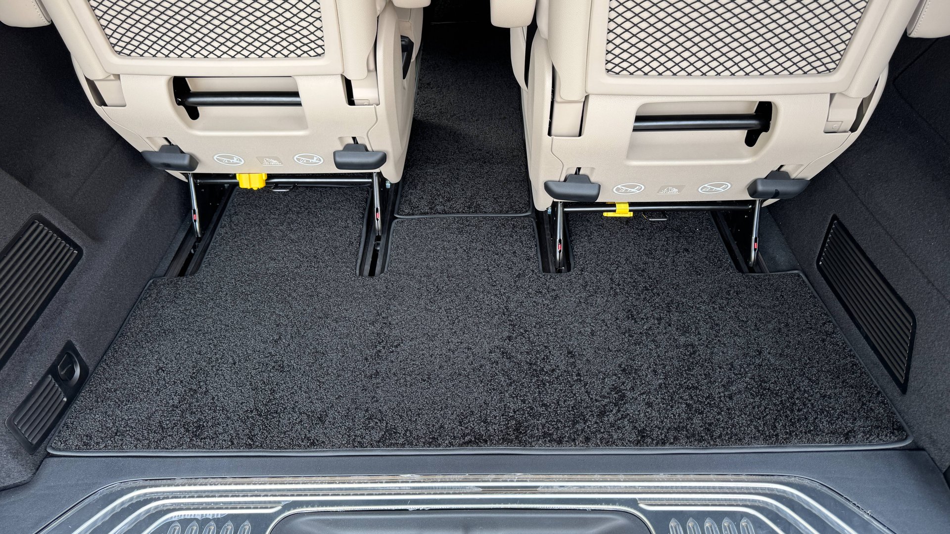 Mercedes V-class - отшили комплект ворсовых ковров и установили доводчики дверей смотреть онлайн