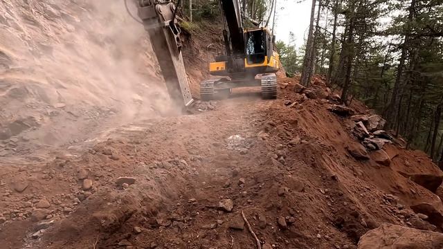 Легендарный бульдозер Caterpillar D7G разрубает камни. смотреть онлайн