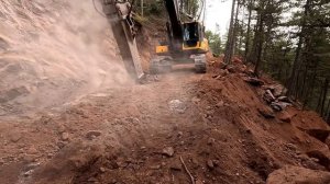 Легендарный бульдозер Caterpillar D7G разрубает камни.