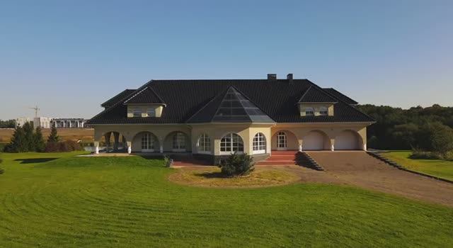 Дом 1821 м2 на участке 1,5 гектара на берегу озера.