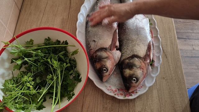 ХЛОПОТЫ НА КУХНЕ...РЫБА ПОЛУЧАЕТСЯ ПРОСТО СУПЕР 😋 смотреть онлайн