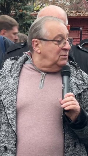 Геннадий Хазанов с ведром пришёл на открытие памятника на могиле Александра Ширвиндта