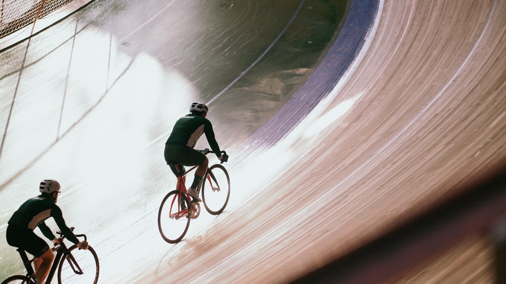 Почему шоссейнику стоит попробовать велотрек? Как начать кататься на велотреке? Велотрек Крылатское