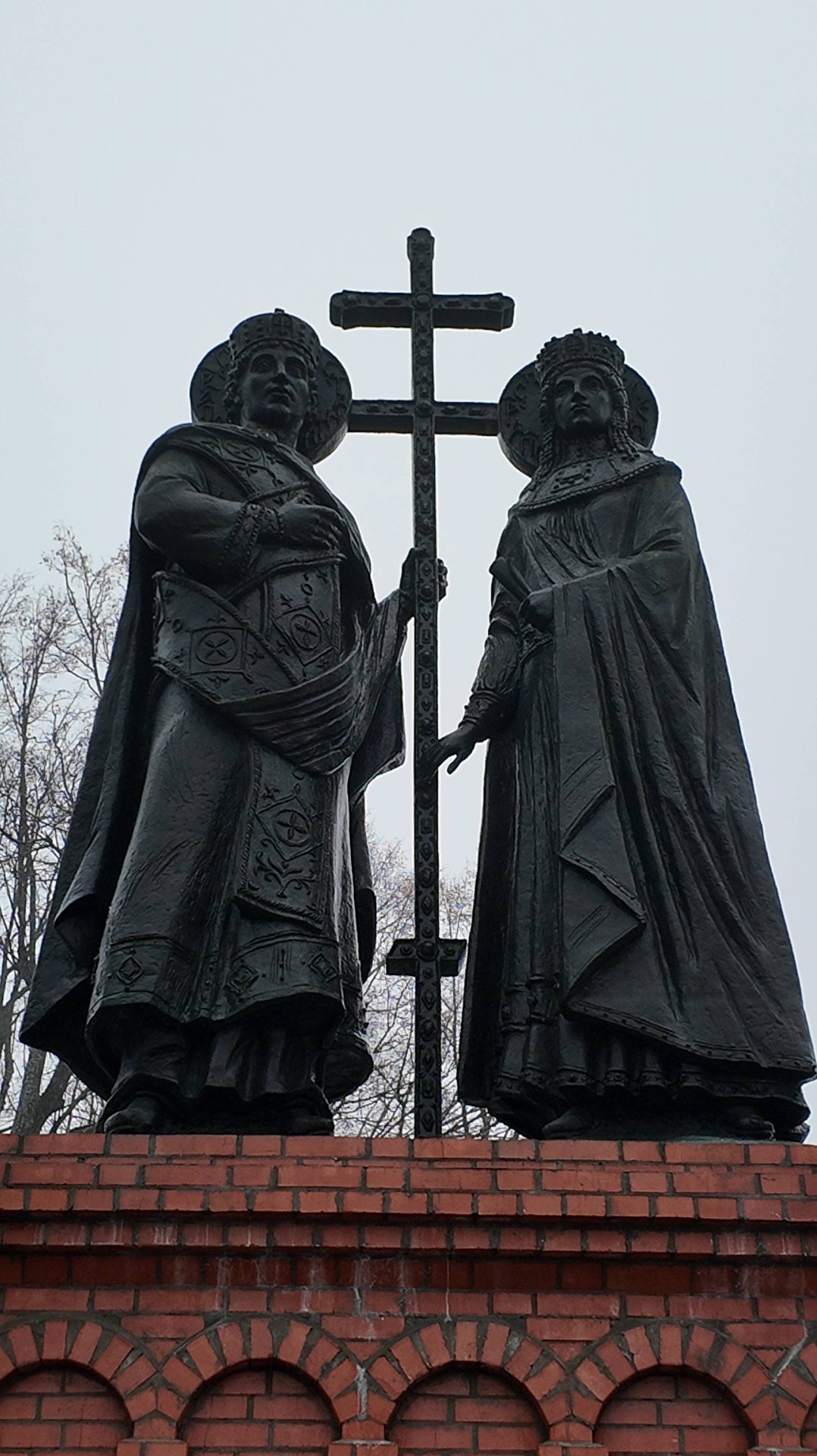 Скульптура святых царя Константина и царицы Елены в честь 600-летия обретения Креста Животворящего смотреть онлайн