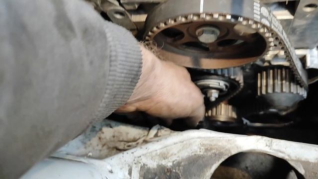 Замена ремня ГРМ # Замена прокладки поддона # Рено Логан 2