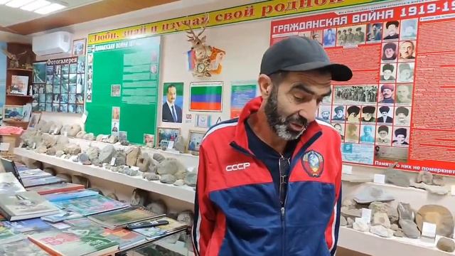 Али Магомедов из с.Куппа (учитель Куппинской СОШ, в прошлом) привёз обсидианы для Куппинский музея