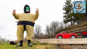 Манкиту играют в погоню за воришкой.