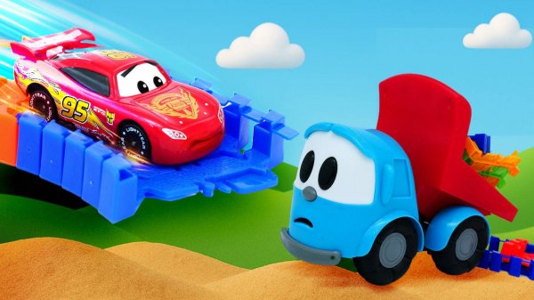 Грузовичок Лева и Маквин нашли гоночный трек в песочнице! 🏎️🏁