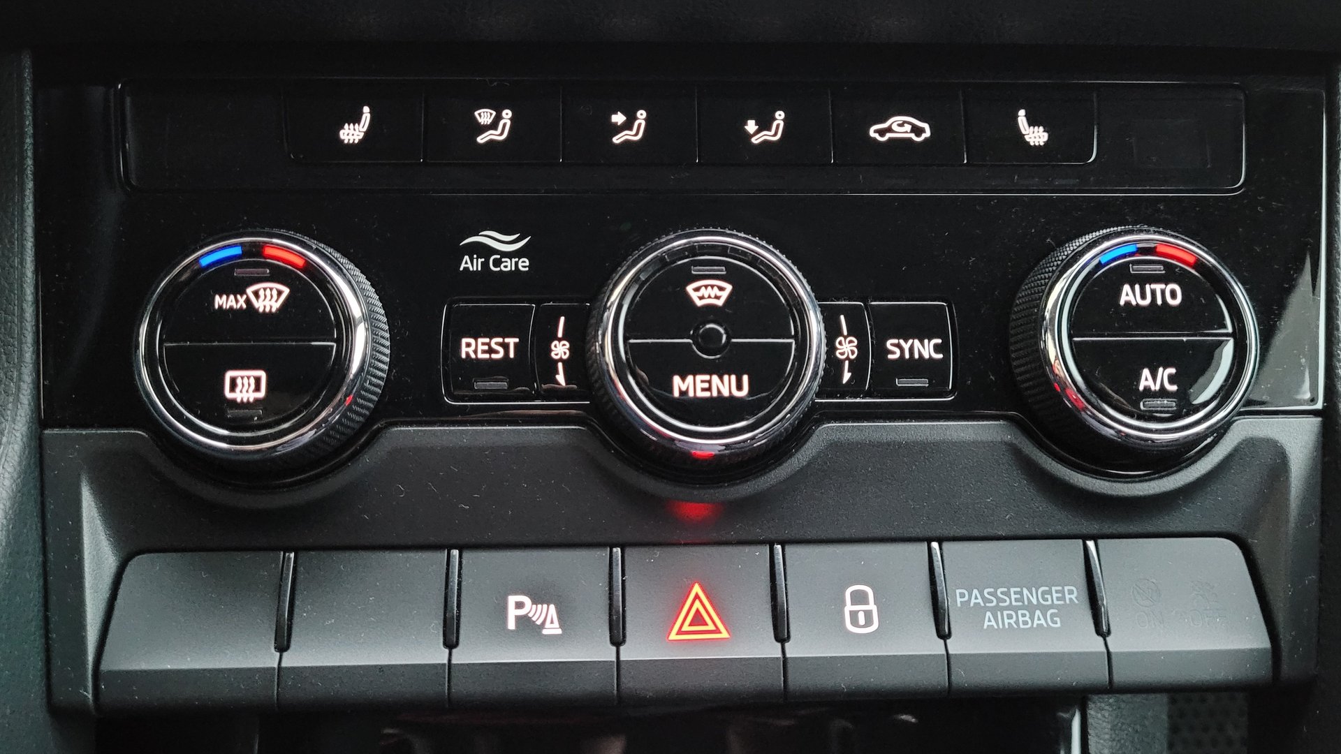 Активировал плавное включение подсветки кнопок в салоне Skoda Kodiaq смотреть онлайн