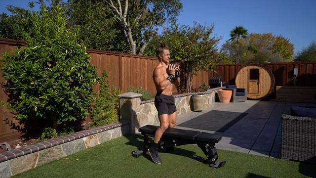 Негативные гоблет приседания на одной ноге на лавке с гирей / Goblet Box Pistol Negatives смотреть онлайн