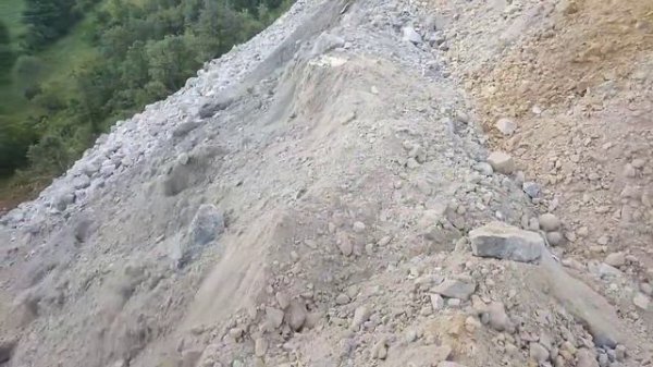 Komatsu D375A-8 бульдозер толкает грунт с горы.