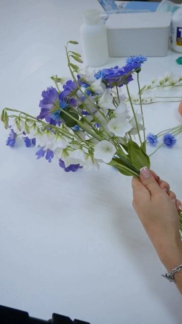 Букет с васильками, колокольчиками и скабиозой ручной работы