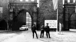 ЛИСТАЯ СТАРЫЕ АЛЬБОМЫ, Я ПОГРУЖАЮСЬ В ТЕ ГОДА...